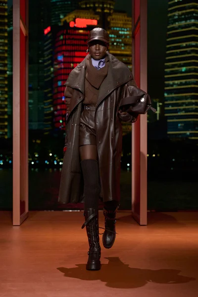 Look 10